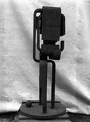 1972 - Grosse C-Figur mit Kugel - 155x73x53 cm